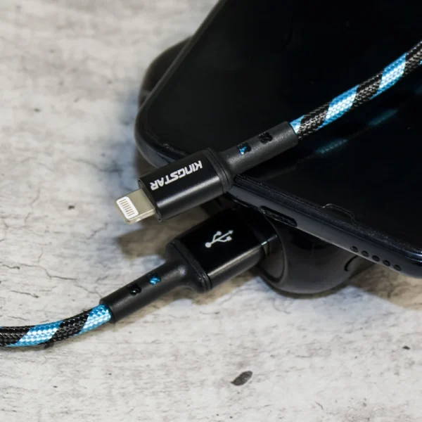 کابل لایتنینگ کینگ استار K120i با پاوربانک و آیفون روی پس‌زمینه مرمر