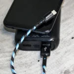 نمای دیگر کابل لایتنینگ کینگ استار K120i با پاوربانک و آیفون