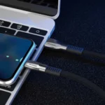 کابل لایتنینگ کینگ استار K345i متصل به لپ‌تاپ در حال شارژ آیفون