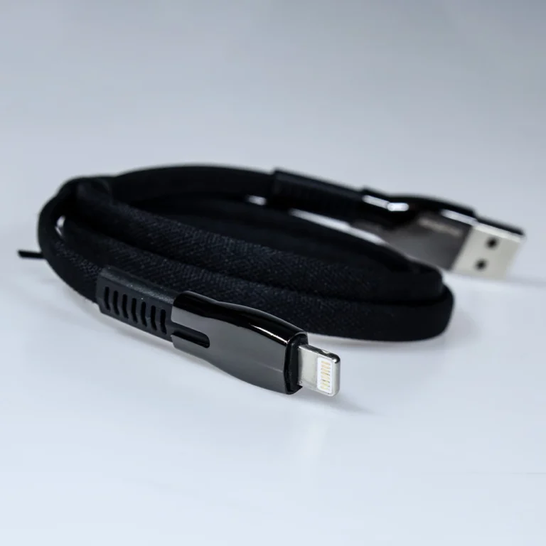 کابل آیفون کینگ استار K345i با طول 1 متر روی سطح میز