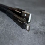 دو سر کابل لایتنینگ کینگ استار K345i با سوکت فلزی روی پس‌زمینه خاکستری