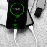 کابل تایپ سی سفید کینگ استار K520C متصل به پاوربانک و گوشی اندروید با ساعت هوشمند روی چوب سفید