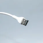 نمای نزدیک سوکت فلزی USB Type-A کابل کینگ استار K520C روی پس‌زمینه خاکستری