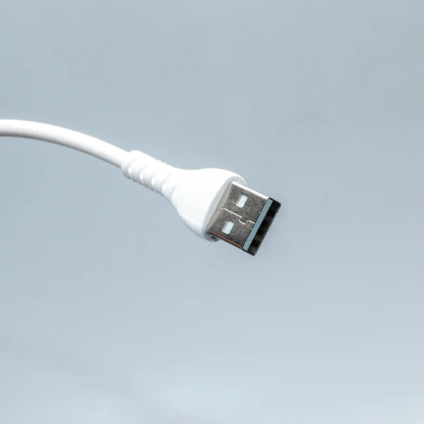 نمای نزدیک سوکت فلزی USB Type-A کابل کینگ استار K520C روی پس‌زمینه خاکستری