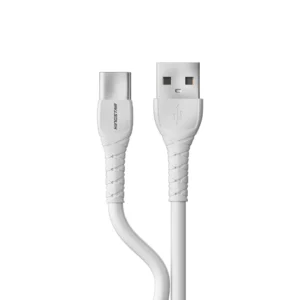 کانکتور Type-C کابل کینگ استار K520C متصل به پورت گوشی اندروید روی دفترچه و پس‌زمینه بافت سیاه و سفید