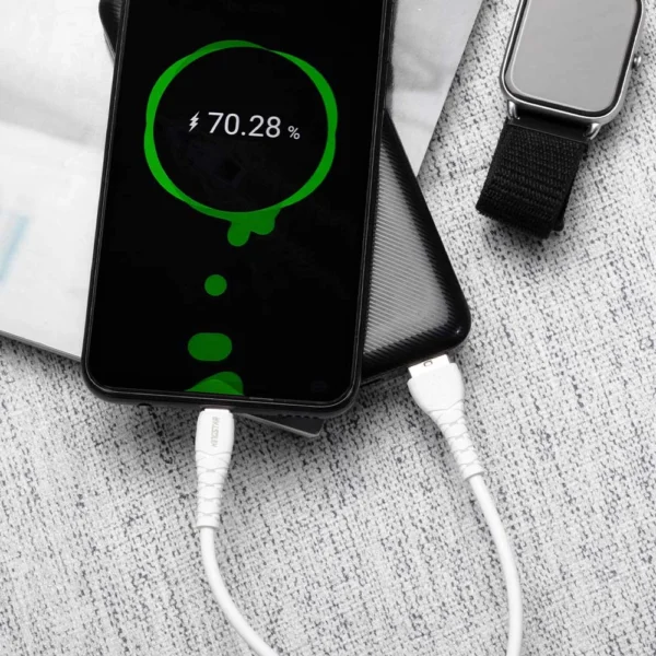 کابل تایپ سی سفید کینگ استار K520C متصل به پاوربانک و گوشی اندروید با ساعت هوشمند روی چوب سفید