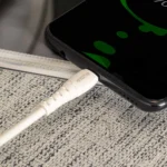 کانکتور Type-C کابل کینگ استار K520C متصل به پورت گوشی اندروید روی دفترچه و پس‌زمینه بافت سیاه و سفید