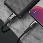 کابل لایتنینگ کینگ استار K360i متصل به پاوربانک و آیفون روی پس‌زمینه مرمر خاکستری