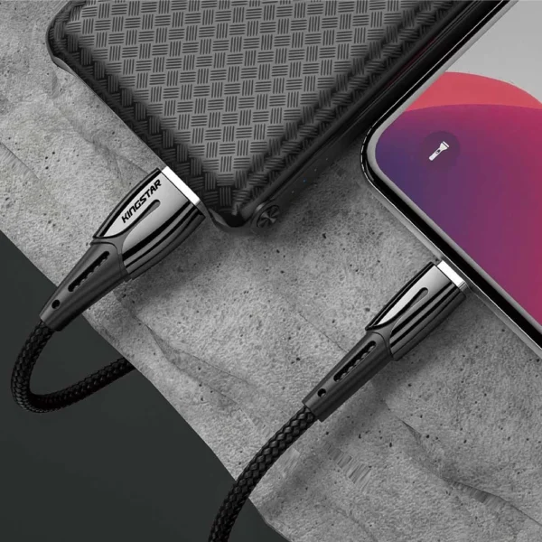 کابل لایتنینگ کینگ استار K360i متصل به پاوربانک و آیفون روی پس‌زمینه مرمر خاکستری
