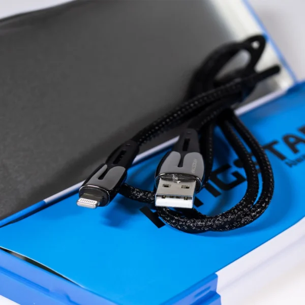 جعبه فلزی باز کابل لایتنینگ کینگ استار K360i با کاغذ آبی و کابل داخل